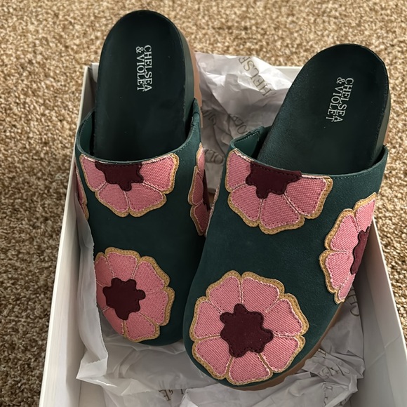 Chelsea & Violet || NIB Patchwork Green Floral Platform Clogs Size 7 - Picture 4 of 11